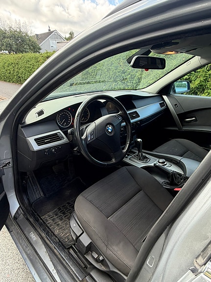 BMW 523i 3 of 8
