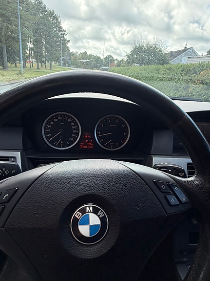 BMW 523i 4 of 8