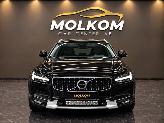 Volvo V90 Cross Country 2 of 14
