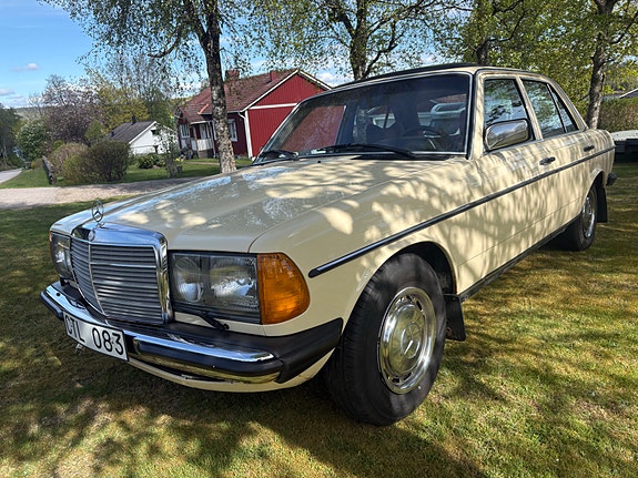 Mercedes-Benz 230 2 of 6