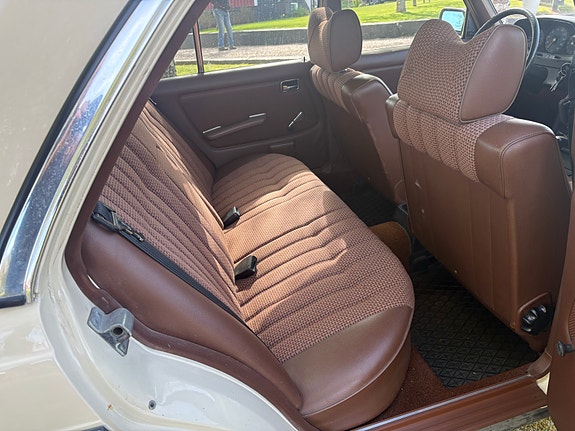 Mercedes-Benz 230 4 of 6