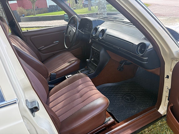 Mercedes-Benz 230 3 of 6