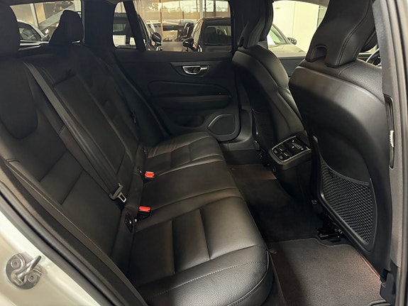 Volvo V60 Cross Country 8 of 16