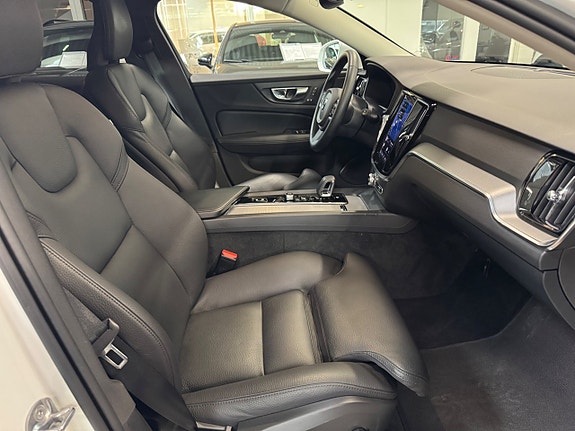 Volvo V60 Cross Country 7 of 16