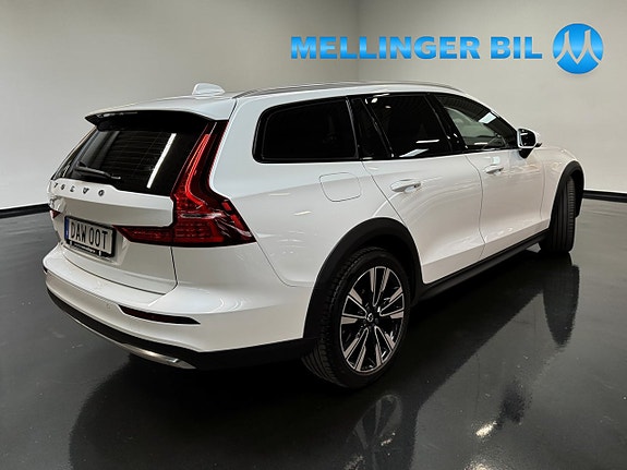 Volvo V60 Cross Country 3 of 16