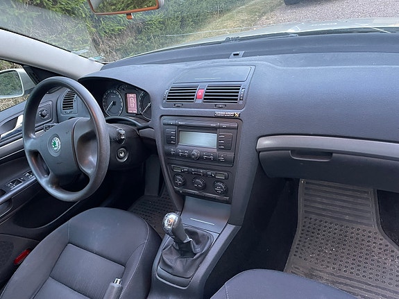 Skoda Octavia 2 of 4
