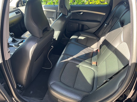 Volvo V70 2 of 5