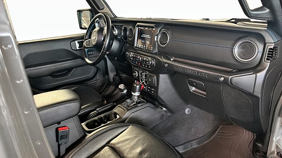 Jeep Wrangler Unlimited 3 of 12