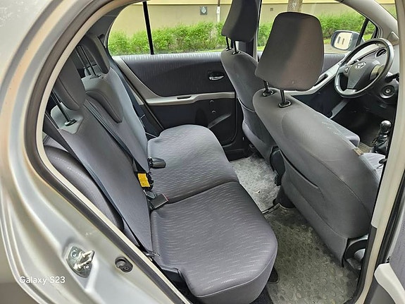 Toyota Yaris 2 of 9