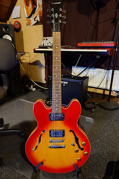 Epiphone DOT. Halvakustisk elgitarr röd sunburst.