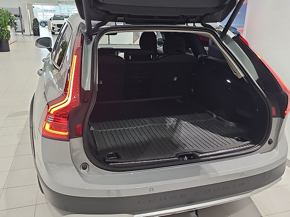 Volvo V90 Cross Country 13 of 14