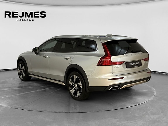 Volvo V60 Cross Country 2 of 15