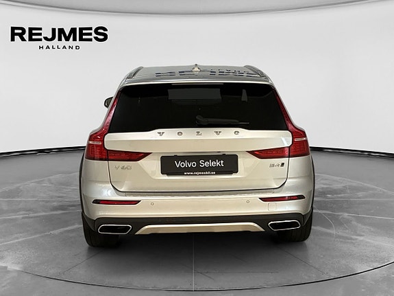 Volvo V60 Cross Country 8 of 15