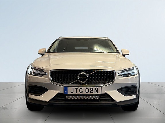 Volvo V60 Cross Country 2 of 18