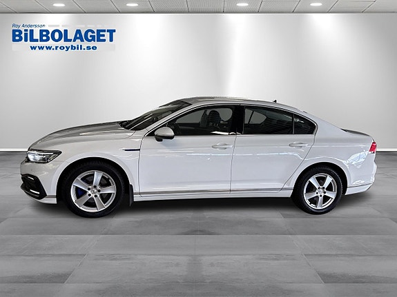 Volkswagen Passat 2 of 12
