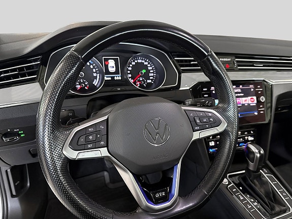 Volkswagen Passat 4 of 12
