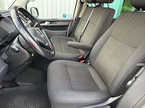 Volkswagen Caravelle 9 of 15