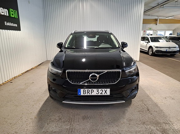 Volvo XC40 2 of 14