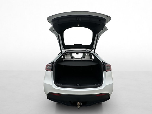 Tesla Model Y 20 of 29