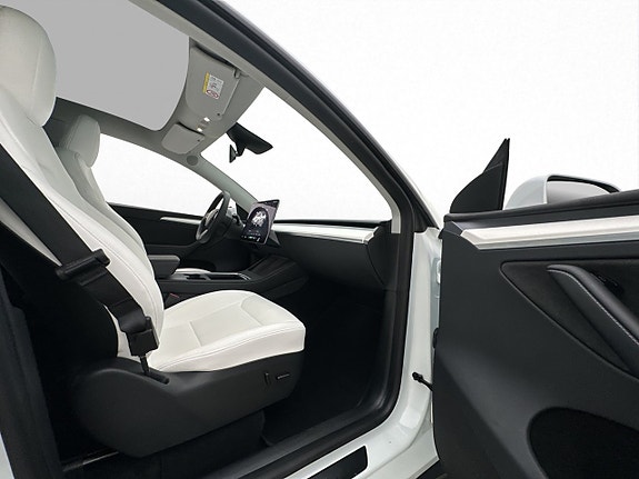 Tesla Model Y 16 of 29