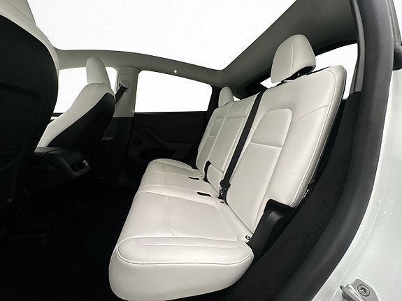 Tesla Model Y 17 of 29