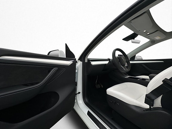 Tesla Model Y 12 of 29