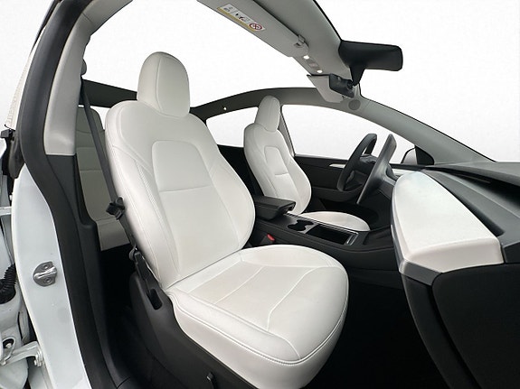 Tesla Model Y 15 of 29