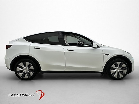 Tesla Model Y 10 of 29