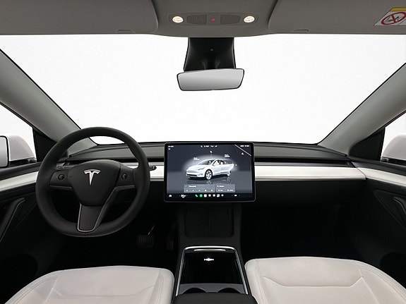 Tesla Model Y 14 of 29