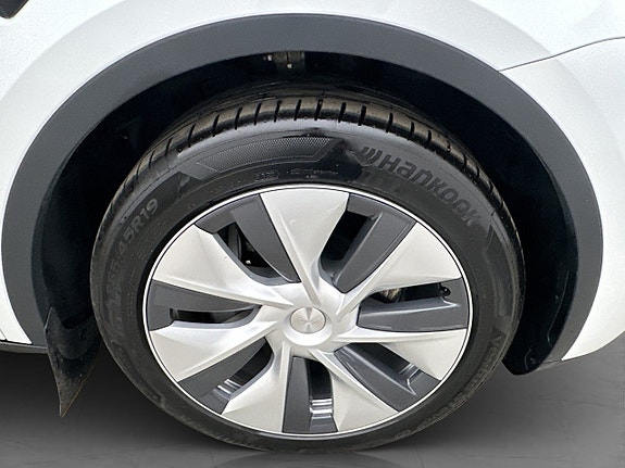 Tesla Model Y 11 of 29