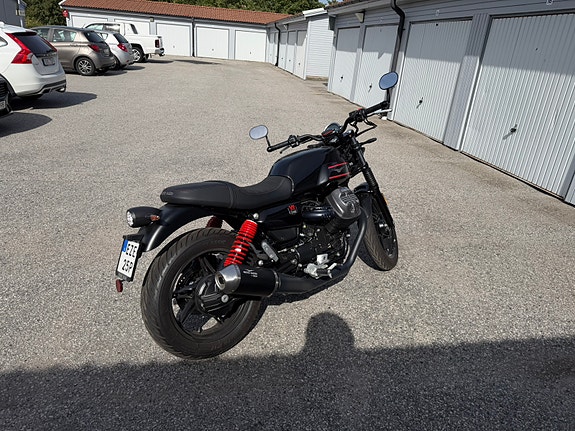Moto Guzzi V7 850 3 of 8