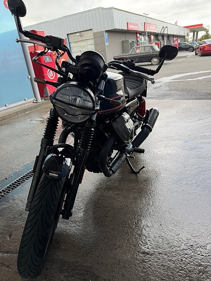 Moto Guzzi V7 850 8 of 8