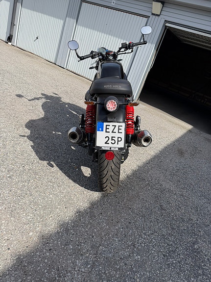 Moto Guzzi V7 850 6 of 8