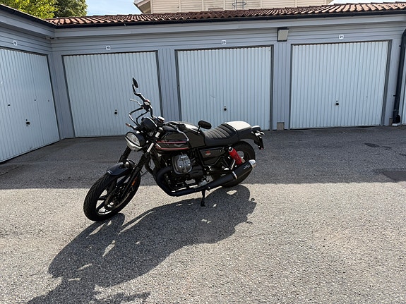 Moto Guzzi V7 850 2 of 8