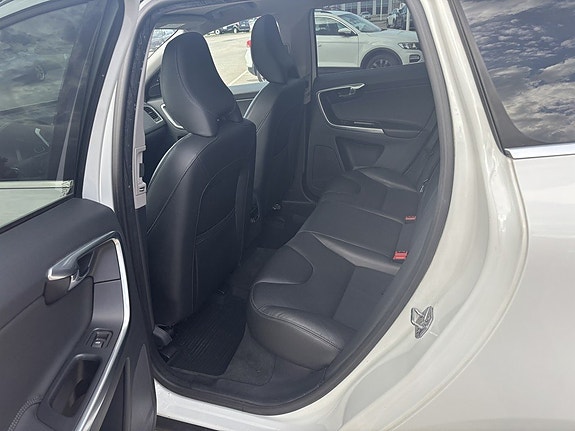 Volvo XC60 10 of 19