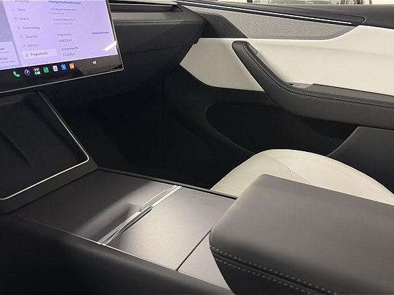 Tesla Model Y 22 of 22