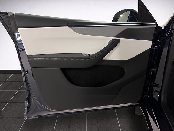 Tesla Model Y 11 of 22