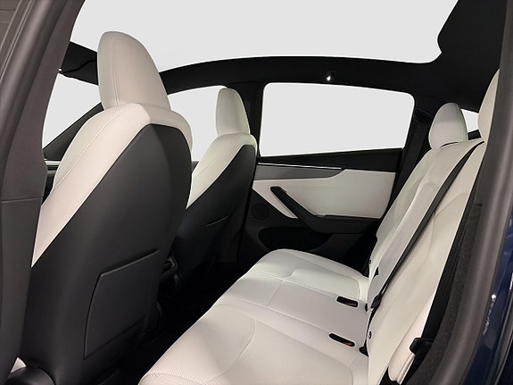 Tesla Model Y 16 of 22