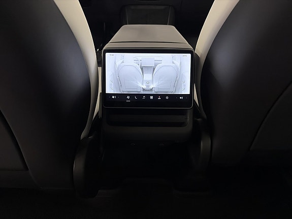 Tesla Model Y 17 of 22