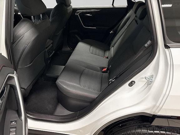 Toyota RAV4 8 of 15