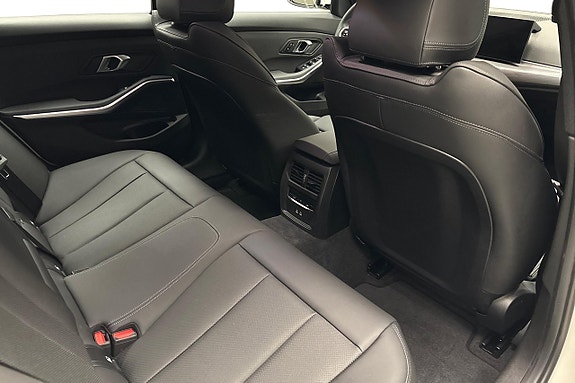 BMW 330e 12 of 14