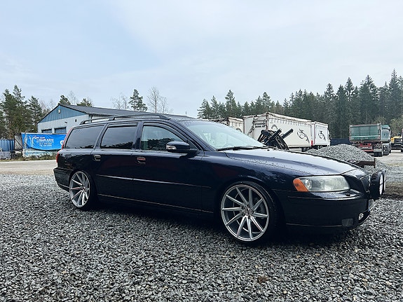 Volvo V70 3 of 4
