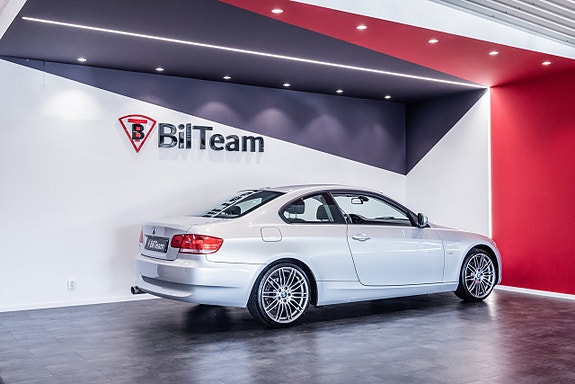 BMW 320i 7 of 21