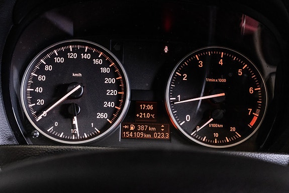 BMW 320i 19 of 21