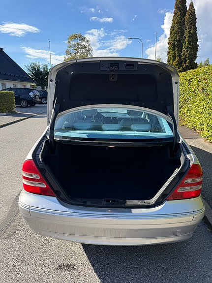 Mercedes-Benz C200 8 of 13