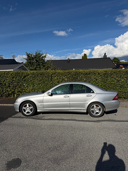 Mercedes-Benz C200 2 of 13