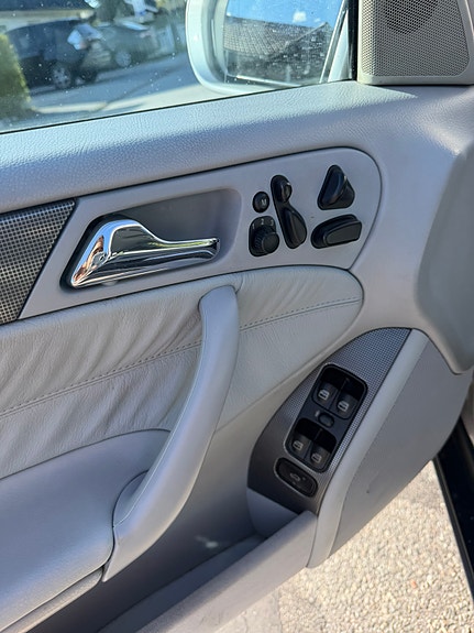 Mercedes-Benz C200 6 of 13