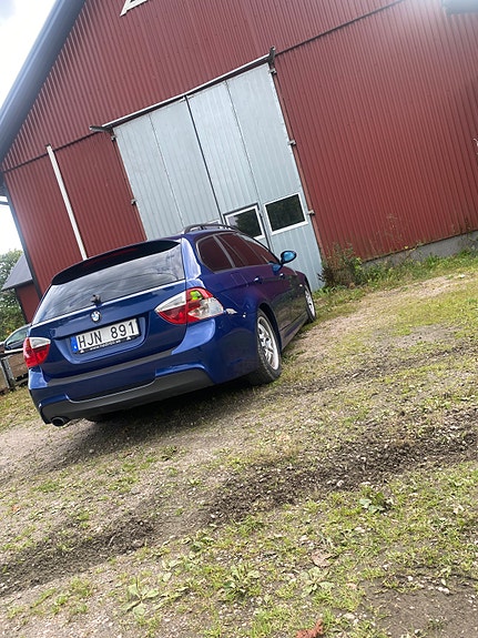 BMW 318i 3 of 7