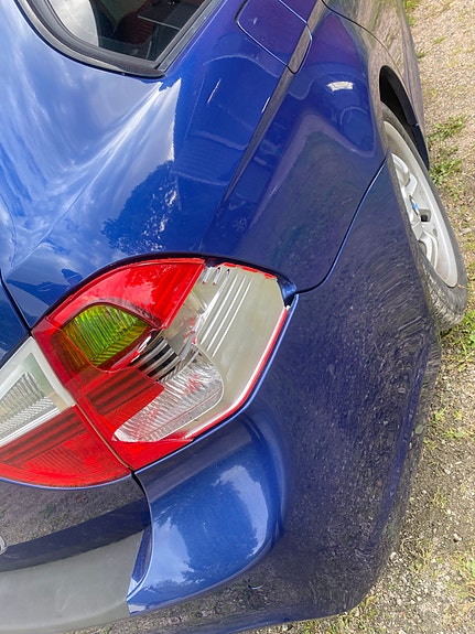 BMW 318i 4 of 7