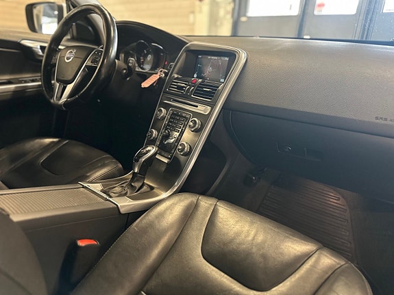 Volvo XC60 11 of 17